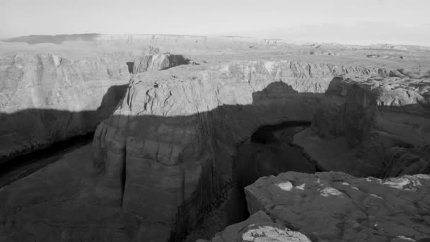 Luftaufnahme von Horseshoe Bend und Colorado River in schwarz-weiß, Arizona — Stockvideo