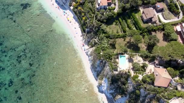 Остров Эльба, Италия. Удивительный вид с дрона вниз с пляжа Капо-Бьянко вблизи Портоферрайо — стоковое видео