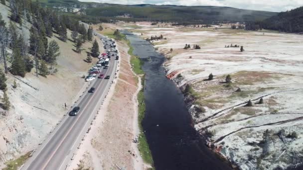 Luchtlandschap bij het Midway Geyser Basin in het Yellowstone National Park — Stockvideo