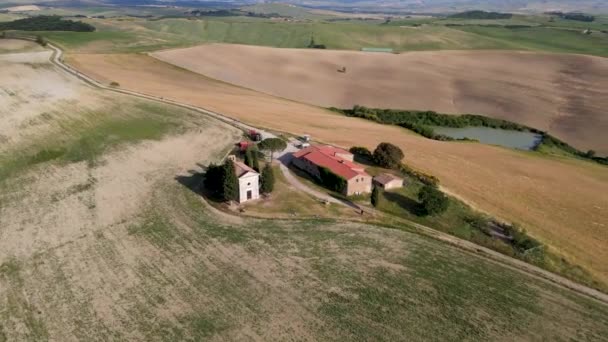 Vitaleta kapel uitzicht vanuit de lucht in de prachtige vallei van Orcia, Toscane. Circulair luchtzicht — Stockvideo