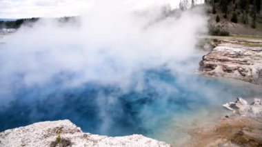 Yellowstone Gayzer Havuzu, yaz mevsiminin inanılmaz mavi renkleri, ABD