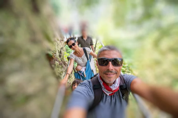 Excursión Familiar Por Puente Bosque —  Fotos de Stock