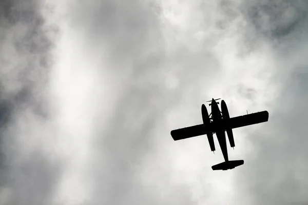 Biplane Repül Felhős Égen Retro Stílus Repülőgép Sziluett Felfelé Néző — Stock Fotó