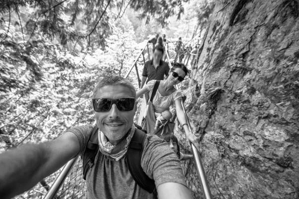 Excursão Família Sobre Uma Ponte Floresta — Fotografia de Stock