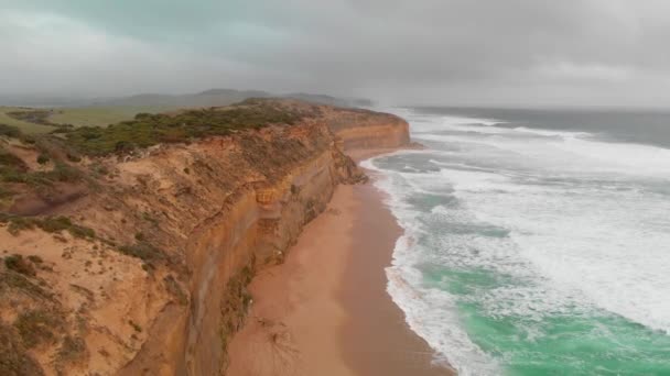 Vista aérea incrível de falésias Great Ocean Road em uma tarde aconchegante — Vídeo de Stock