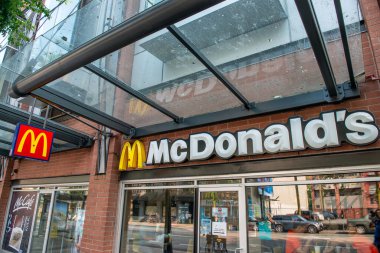 10 Ağustos 2017 'de Mc Donald' ın Vancouver 'daki giriş tabelası. Burası dünyaca ünlü bir yemek şirketi..