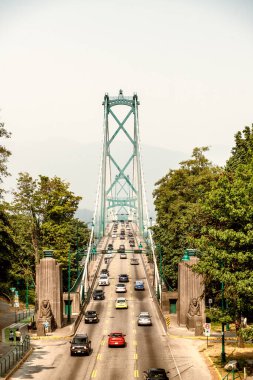 VANCOUVER; Kanada - 10 Ağustos 2017: Vancouver 'da Lions Gate Bridge Trafiği, hava manzarası.