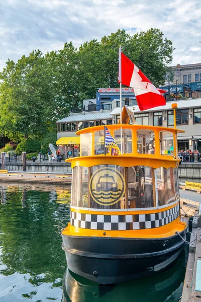 Victoria Canada August 2017 Stadsgeruite Watertaxi Met Canadese Vlag Stadshaven — Stockfoto