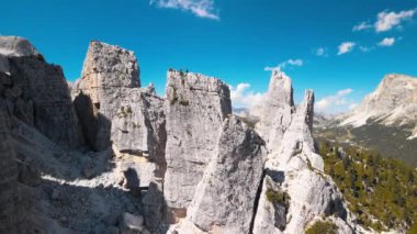 İtalya 'daki Dolomite Dağları' nın muhteşem hava manzarası. Cinque Torri, Beş Kule