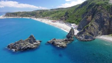 Calabria, İtalya. Ulivarella Sahili ve Scoglio Ulivo 'nun hava manzarası
