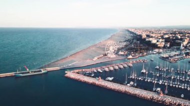 İtalya 'da yaz mevsiminde Rimini Limanı ve Rimini Limanı' nın hava manzarası