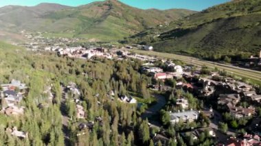 Vail 'in yaz mevsiminde İHA' dan güzel hava görüntüsü, ABD