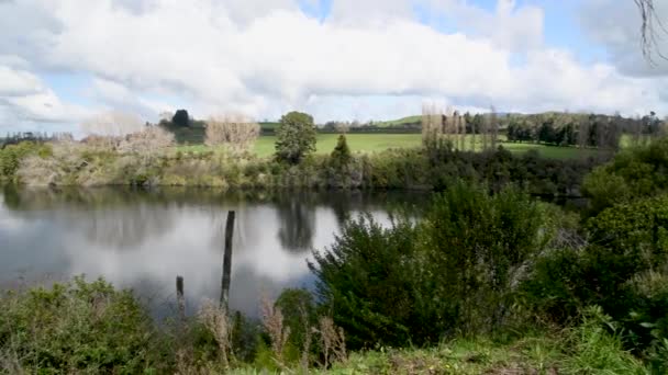 Vista panorámica del lago Hobbiton Village, Nueva Zelanda — Vídeos de Stock