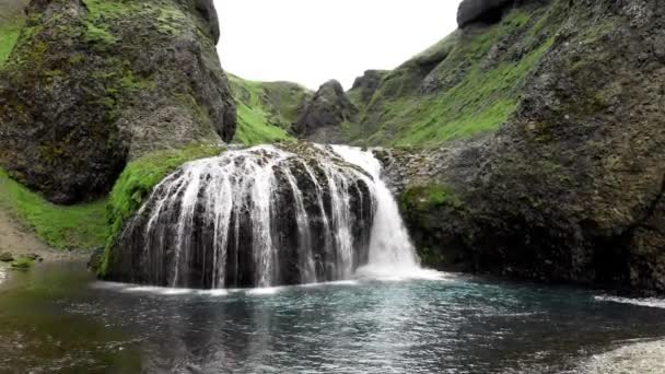 Stjornarfoss, Islandia. Hermosa vista aérea de cascadas en temporada de verano — Vídeos de Stock