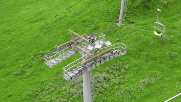 Luchtfoto van de bergstoeltjeslift in het zomerseizoen — Stockvideo