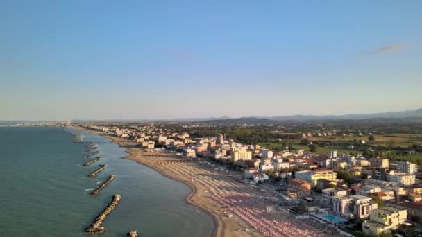 Spiaggia Torre Pedrera, Rimini. Vista aerea dal drone nella stagione estiva — Video Stock