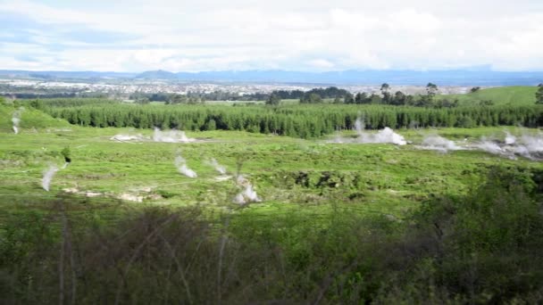 Kratery Parku Gejzerów Księżyca, Nowa Zelandia. Para z geotermalnej doliny. Zwolniony ruch — Wideo stockowe