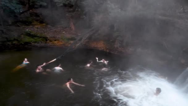 ROTORUA, ÚJ ZEALAND - AUGUST 2018: A turisták és a helyiek élvezik a Kerosene patak termálvízesését. Lassú mozgás. — Stock videók