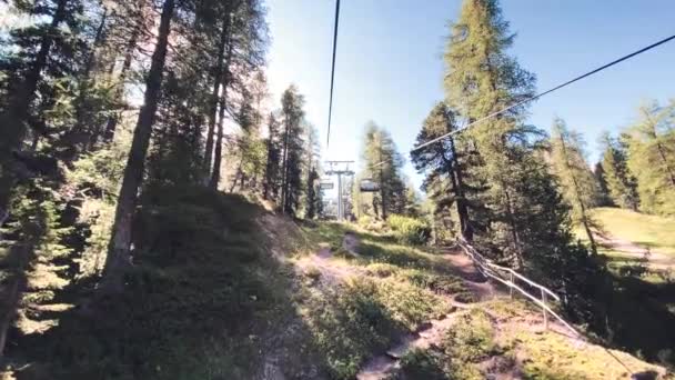 Stoeltjeslift naar een bergtop — Stockvideo