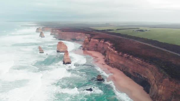 Increíble vista aérea de los acantilados de los Doce Apóstoles en una tarde de lujo — Vídeos de Stock