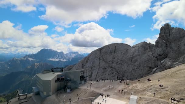 Erstaunliche Luftaufnahme der italienischen Alpen von der Marmolada — Stockvideo