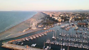 İtalya 'da yaz mevsiminde Rimini Limanı ve Rimini Limanı' nın hava manzarası