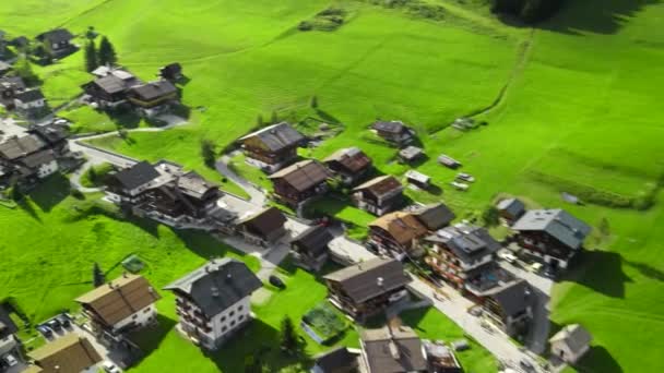 Vue aérienne imprenable sur Sappada, petite ville des Dolomites, Italie — Video