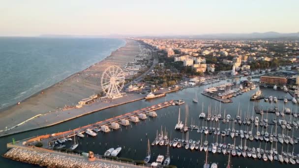 공중에서 찍은 리미니 항구와 문 헌 보트의 여름 계절, 이탈리아 — 비디오