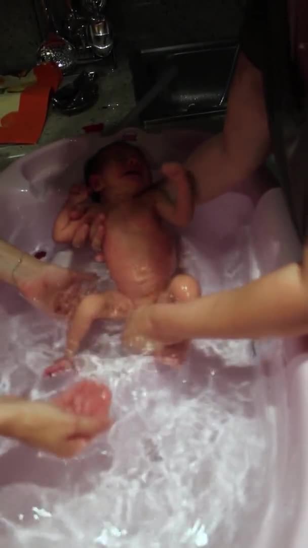Yeni doğmuş bebek ilk banyosunu evde yapıyor. — Stok video