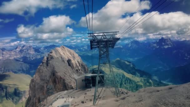 Zpomalený pohyb kabelové lanovky Marmolada pohled v letní sezóně, italské Alpy — Stock video