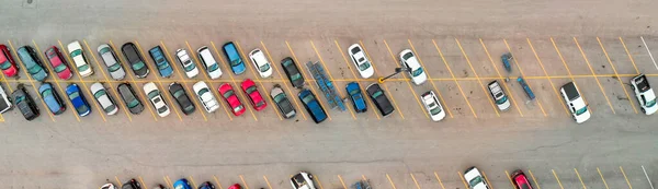 美国室外大停车场的汽车空中景观 商场出口的停车场拥堵和拥挤的停车场 其他的汽车试图进出 找到了停车的地方 — 图库照片