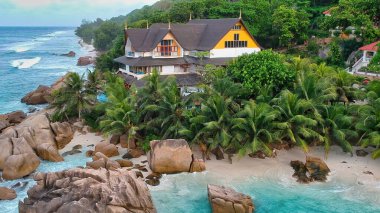 Granit Kayalar ve Seyşeller Adaları 'nın güzel Palmiyeleri, Hint Okyanusu.