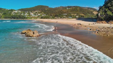 Coromandel Yarımadası, Yeni Zelanda 'nın doğu kıyısındaki Sıcak Su Beachi' si. Drone hava görüntüsü.