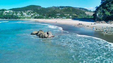 Coromandel Yarımadası, Yeni Zelanda 'nın doğu kıyısındaki Sıcak Su Beachi' si. Drone hava görüntüsü.