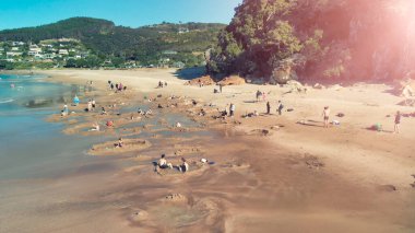 Coromandel Yarımadası, Yeni Zelanda 'nın doğu kıyısındaki Sıcak Su Beachi' si. Drone hava görüntüsü.
