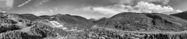 Yaz günbatımında Vail 'in panoramik hava görüntüsü, Colorado, ABD
