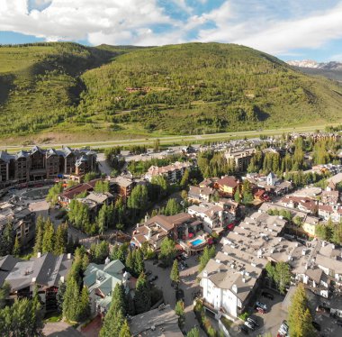 Yaz günbatımında Vail 'in panoramik hava görüntüsü, Colorado, ABD