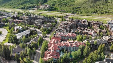 Yaz günbatımında Vail 'in panoramik hava görüntüsü, Colorado, ABD