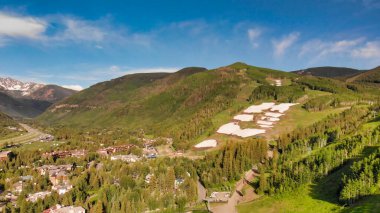 Yaz günbatımında Vail 'in panoramik hava görüntüsü, Colorado, ABD