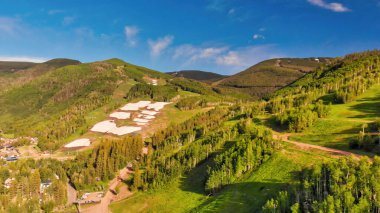 Vail, Colorado. Alpin kasabasının ve dağların yaz mevsiminde havadan görünüşü, ABD