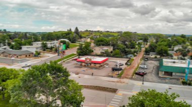 Aile dışarıda piknik yapıyor. İHA 'dan hava görüntüsü.