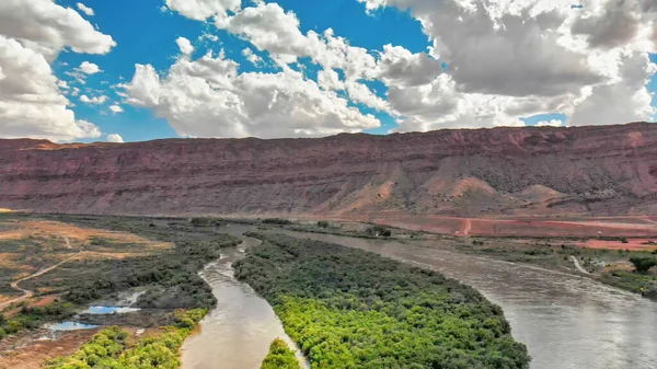 Widok Lotu Ptaka Rzekę Kolorado Góry Pobliżu Moab Utah — Zdjęcie stockowe