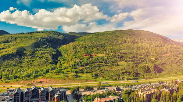 Vail Colorado Alpin Kasabasının Dağların Yaz Mevsiminde Havadan Görünüşü Abd — Stok fotoğraf