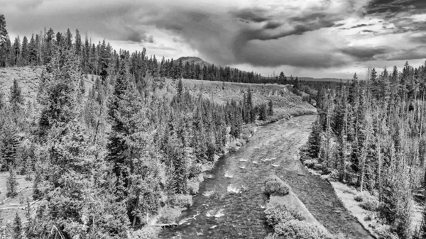 Ilmakuva Yellowstone Joelle Kesäpäivänä Wyoming — kuvapankkivalokuva