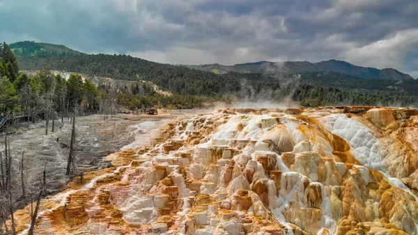 Mamut Kaplıcaları Yellowstone Ulusal Parkı Summser Sezonunda Bakış Açısından Hava — Stok fotoğraf
