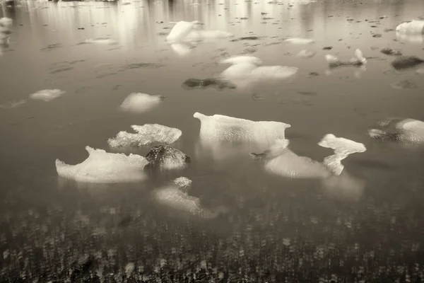 夏のアイスランド 水の中のヨークサルロン氷山 — ストック写真