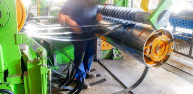 Kesme makinesinde galvanize çelik levha, demir fabrikası ve metal borular ve borular için metal üretim fabrikası..