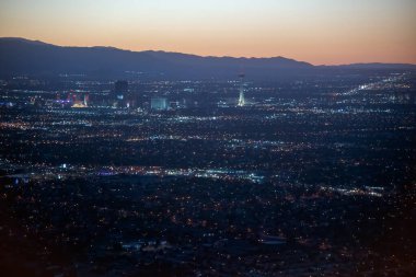 Las Vegas Vadisi ve Skyline uçaktan gün batımında.