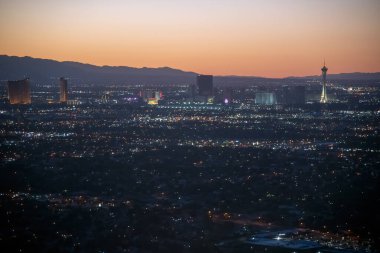 Las Vegas Vadisi ve Skyline uçaktan gün batımında.