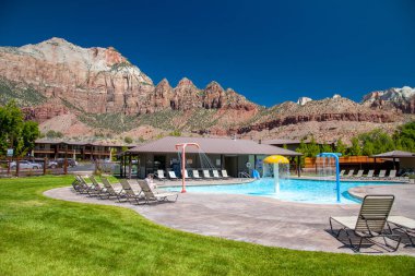 ZION, ABD - 20 Haziran 2018: Güzel Zion Dağları yakınlarındaki La Quinta Resort.